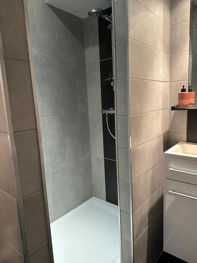 Charmant Cocon Iode Cosy Equipe, Baigne De Lumiere, Situe Au Coeur De La Rochelle A 1Min A Pied Du Marche Central Avec Tv Et Wifi Εξωτερικό φωτογραφία